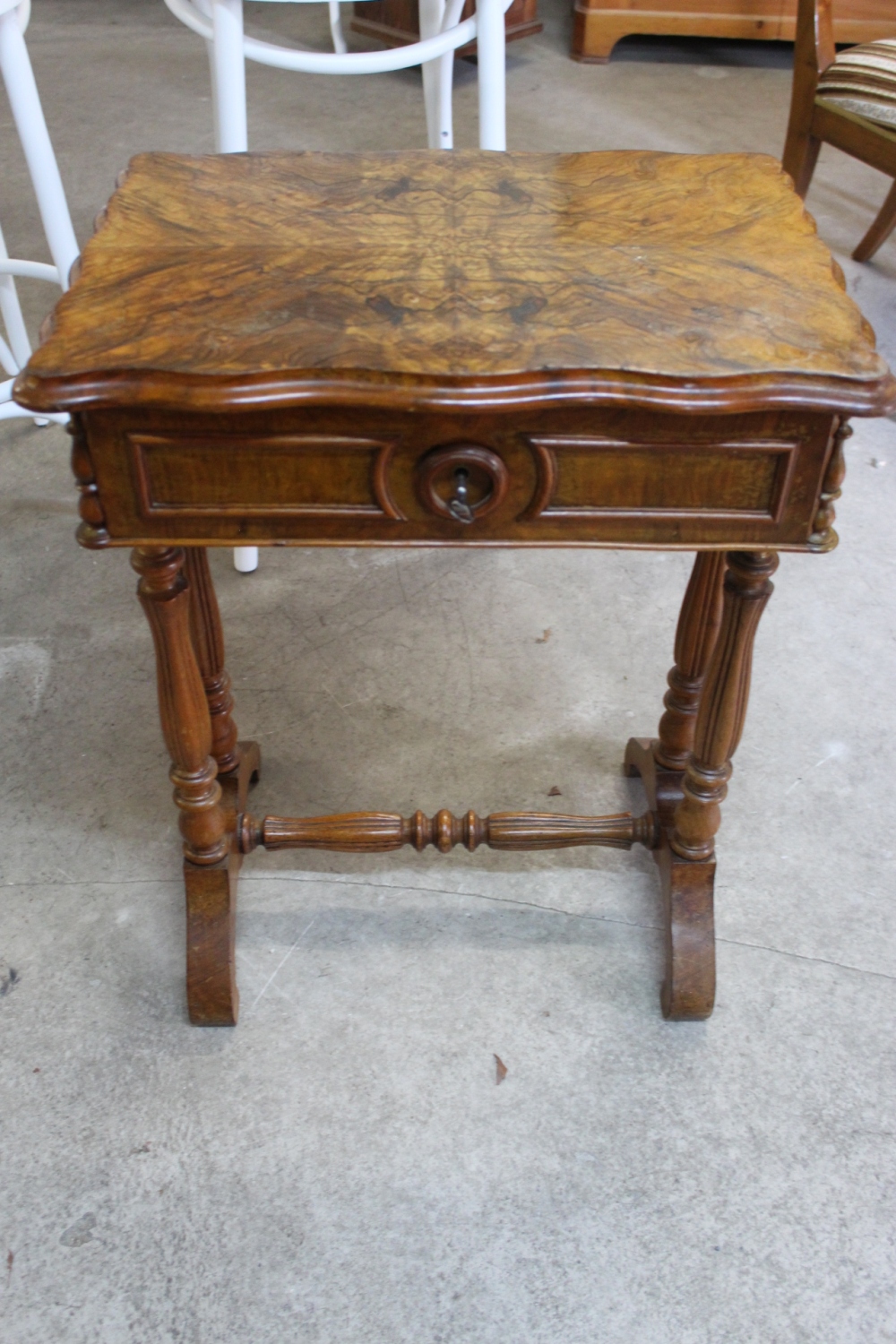 Nähtisch Gründerzeit / Nussbaum