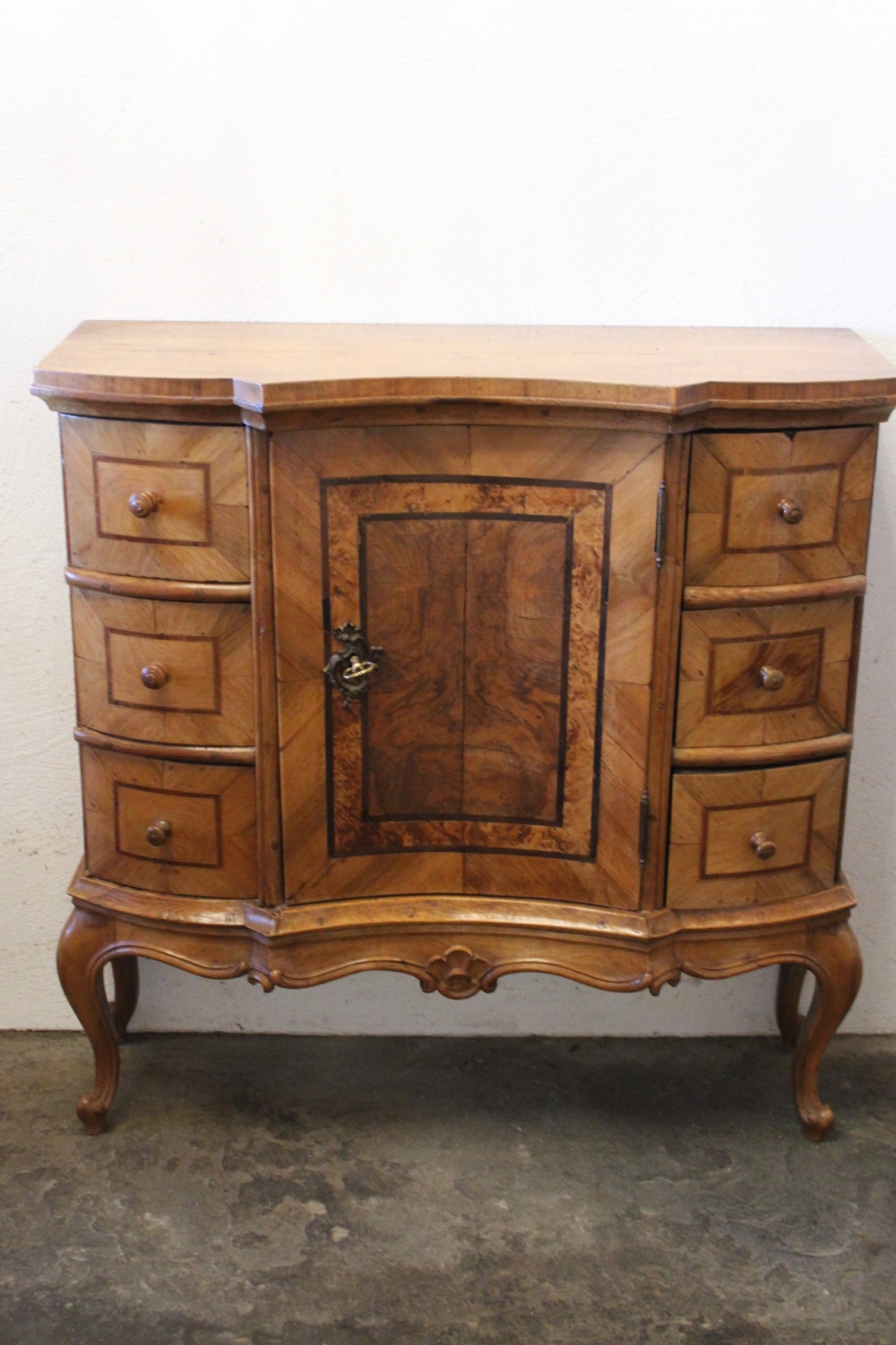 Anrichte, Kommode Barockstil / Nussbaum furniert