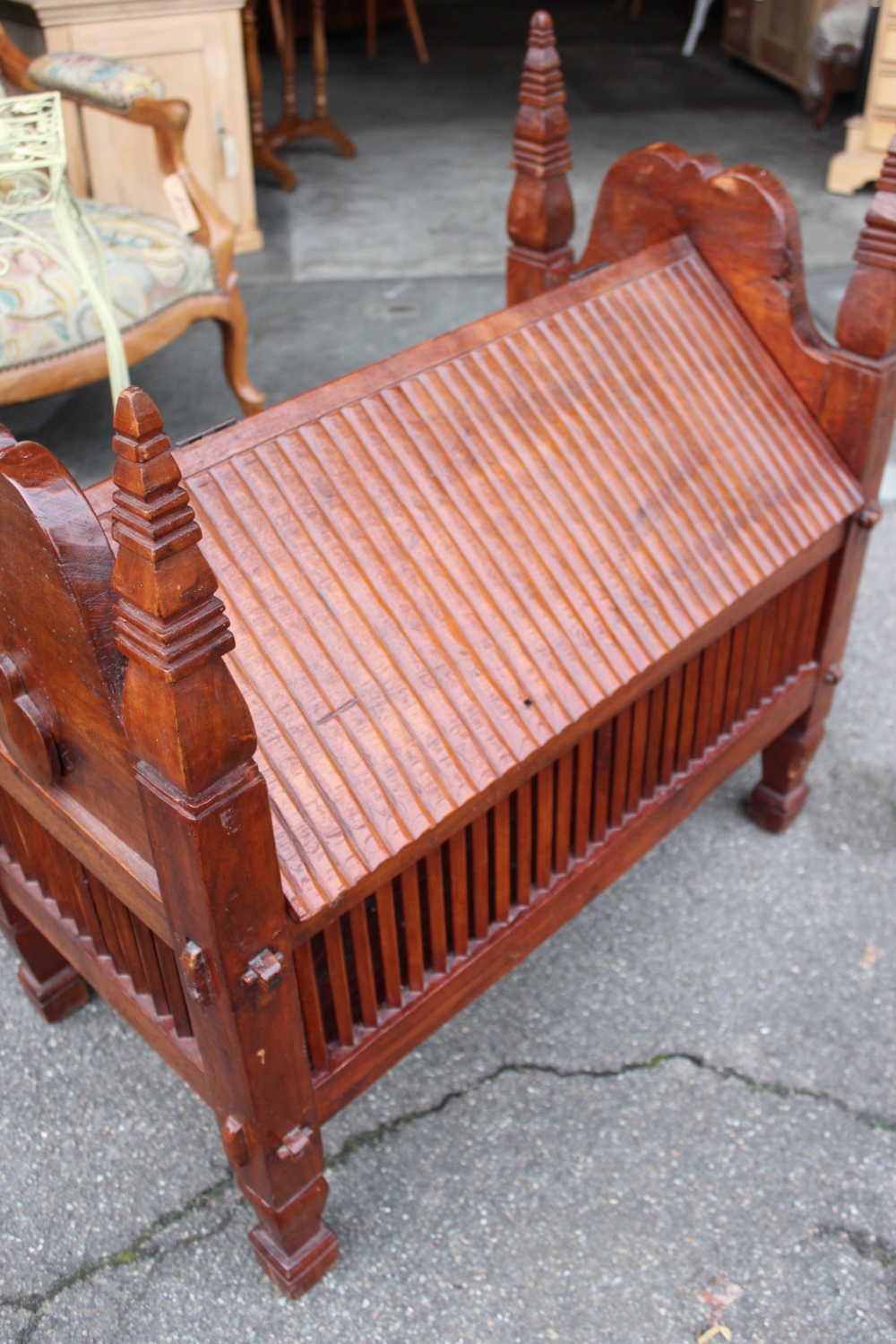 Truhe mit aufklappbarem Deckel / Teakholz