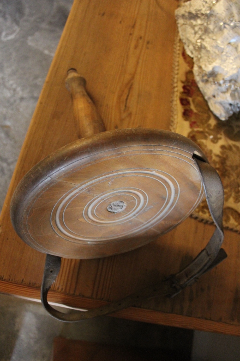 Melkstuhl mit Lederriemen / Holz